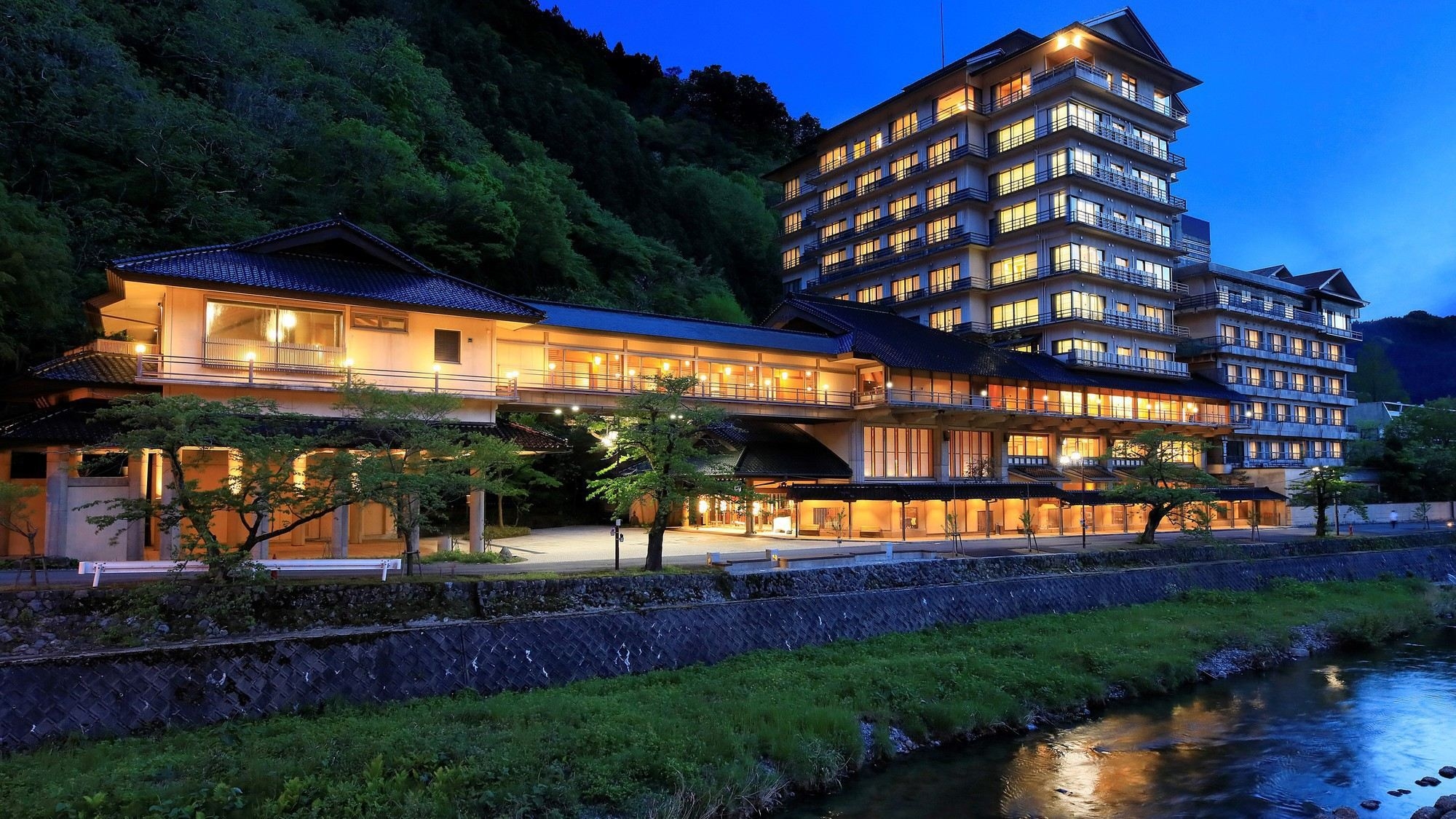 【お子様は2名まで無料♪】＜7/18〜8/31限定＞夏の家族旅行応援！夕食は米の娘ぶたしゃぶ和会席