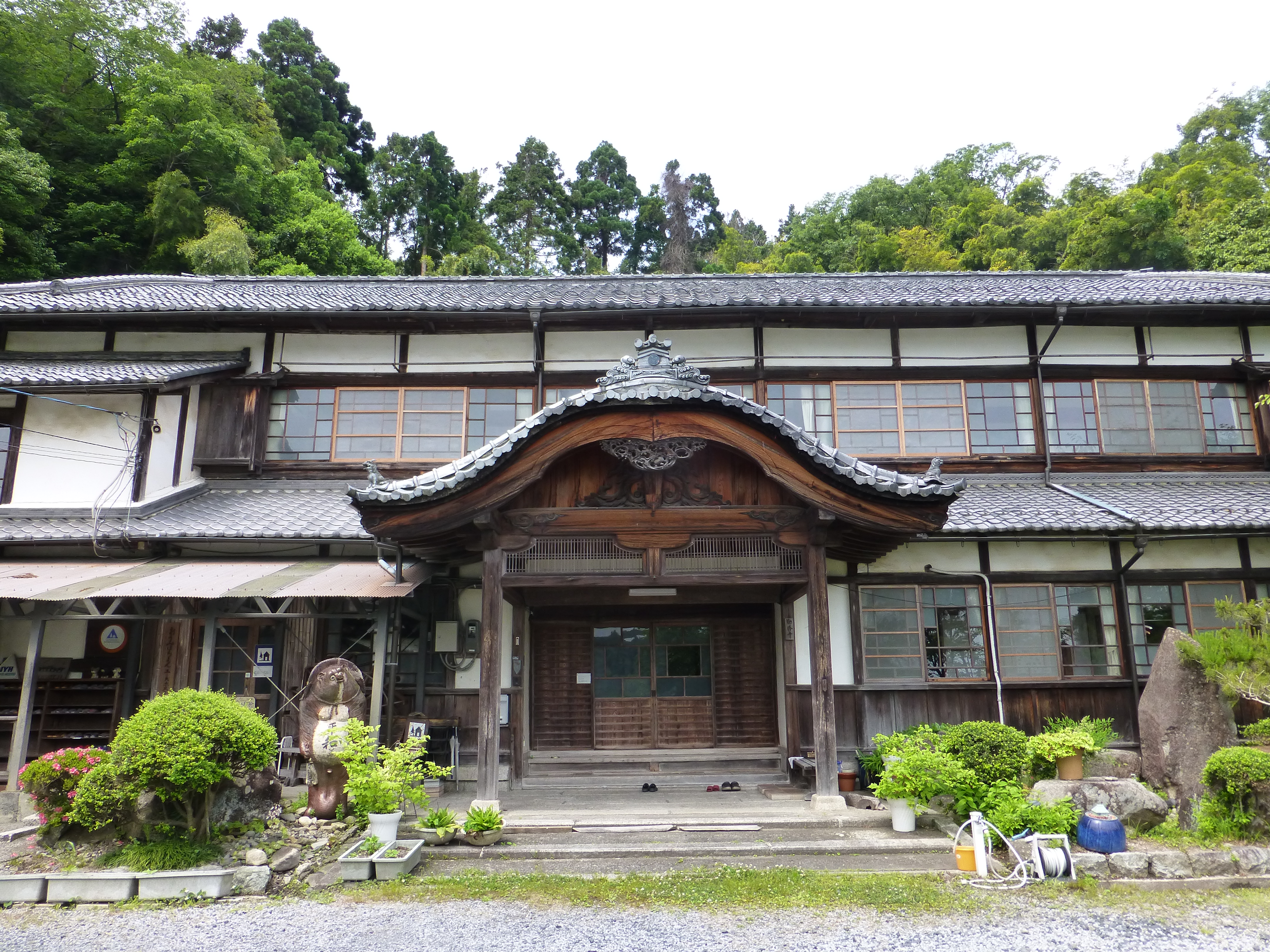 明治４２年築の元・蒲生郡官業会館で登録有形文化財に登録されています