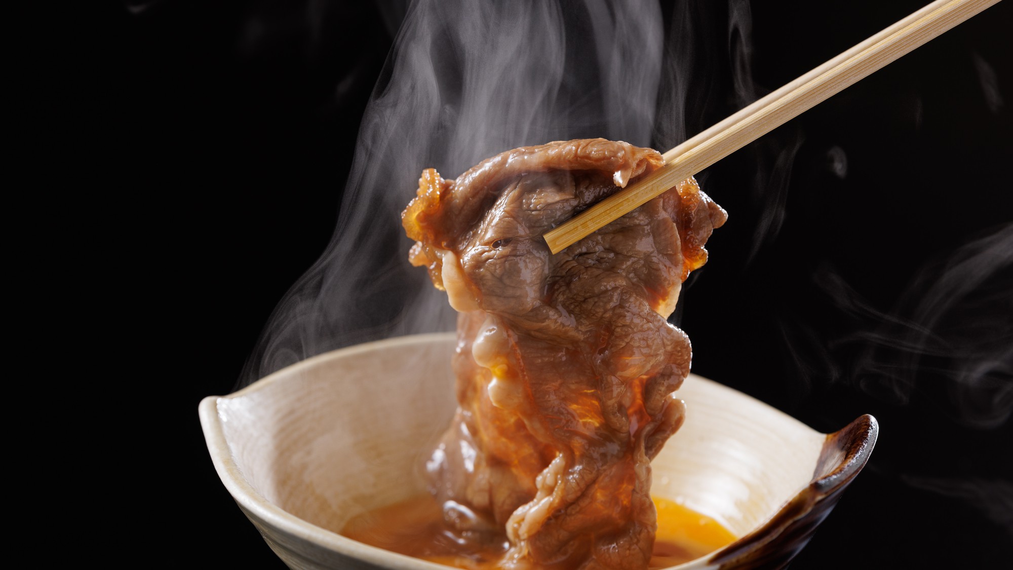 すき焼は地元産の卵を絡めて…