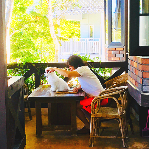 ・看板犬ボンボンと一緒に休憩タイム