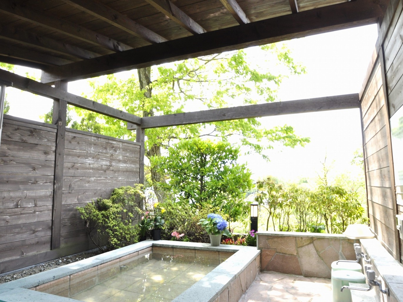 【90㎡シアタールーム付一戸建専用露天風呂付・連泊】天然温泉が楽しめる キッチンやBBQスペース完備