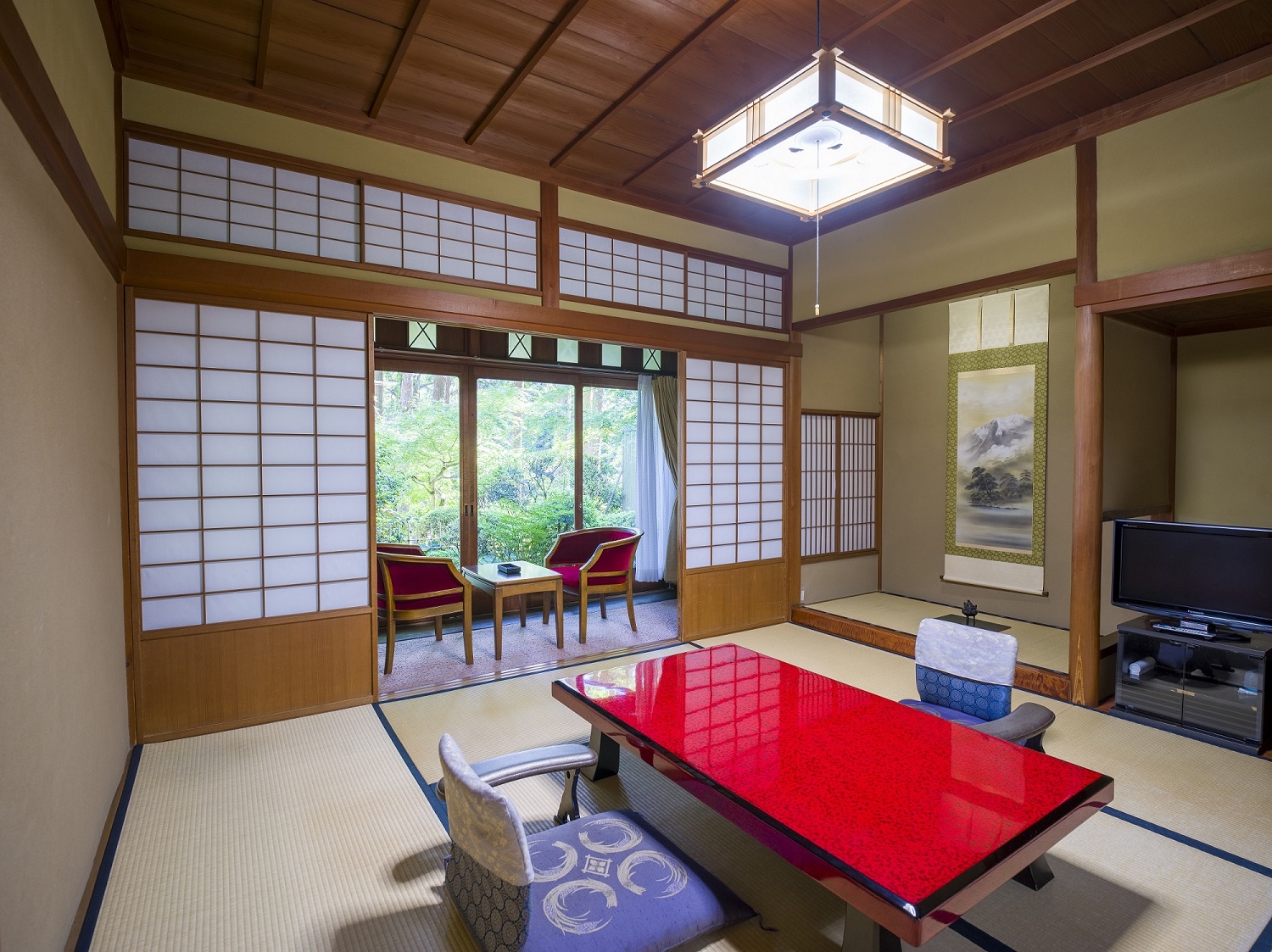 【別館 露天風呂付き客室 千種之間】座敷が広々としたお部屋なので、お子様連れにおすすめしています。