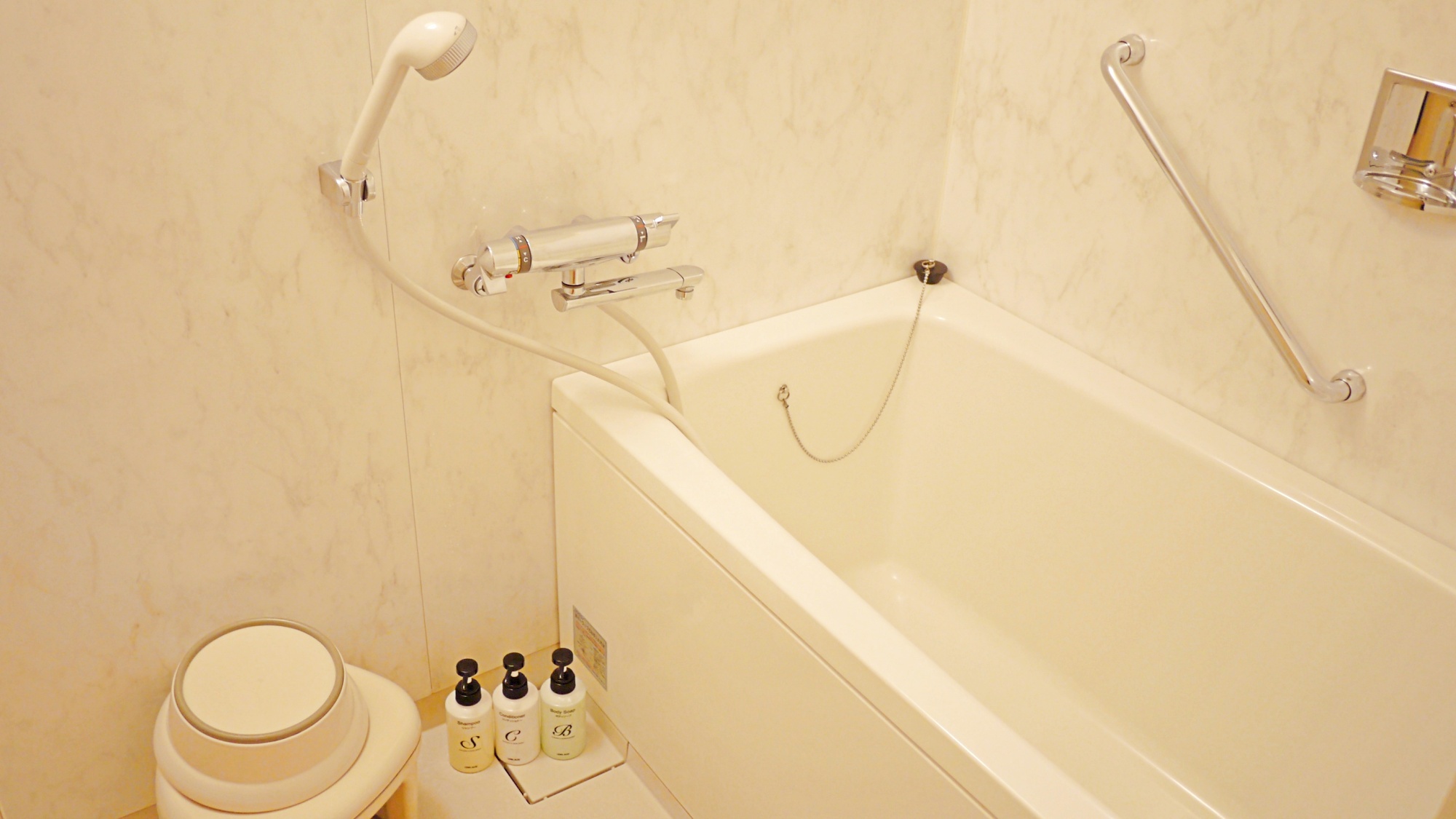 和室、ロイヤルツインルーム、和洋室はバス・トイレがセパレート形式。洗い場も付いています！