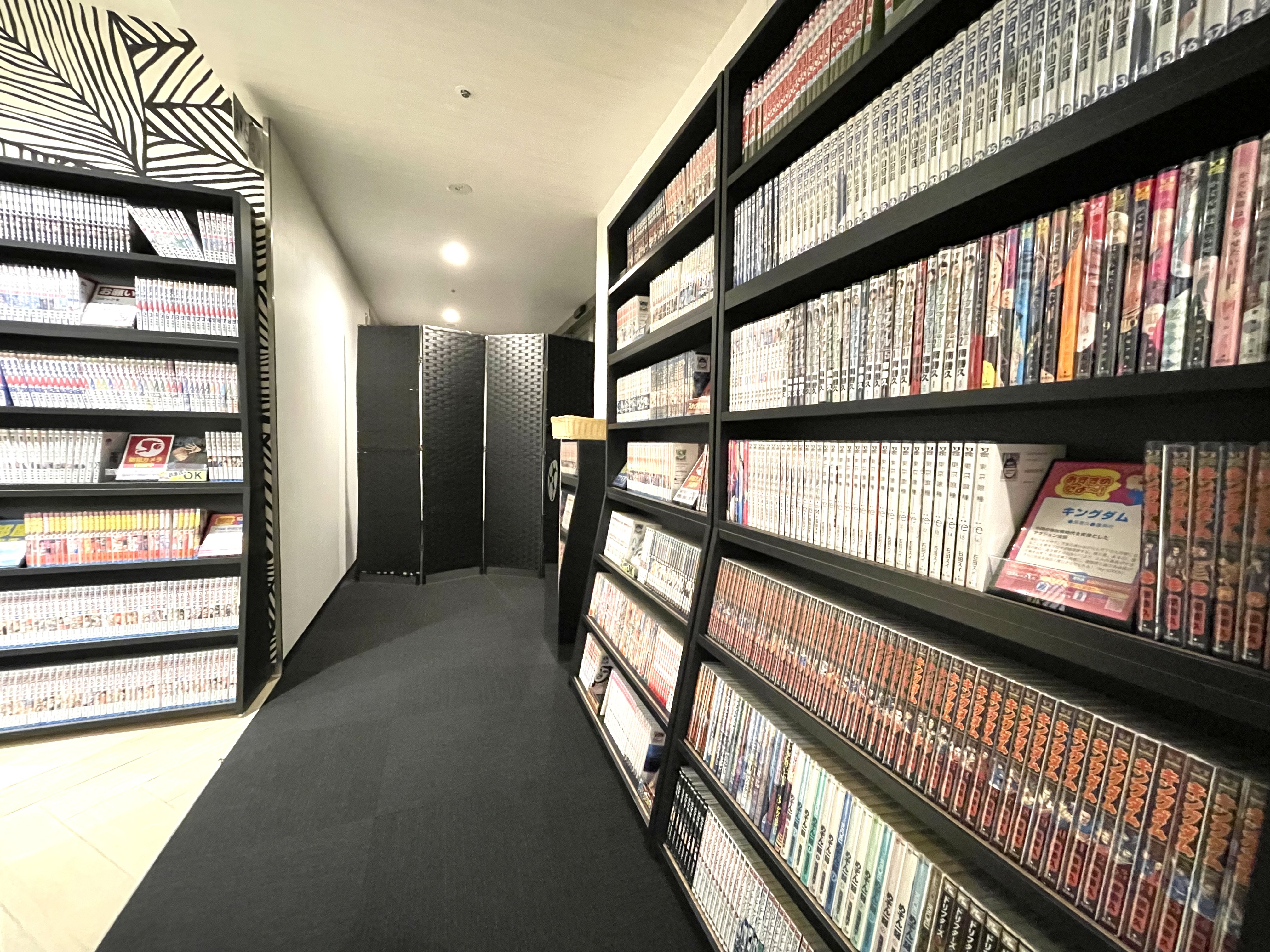 ご宿泊のお客様は1000冊の漫画が読み放題♪話題の新作から名作まで豊富なラインナップをご用意！