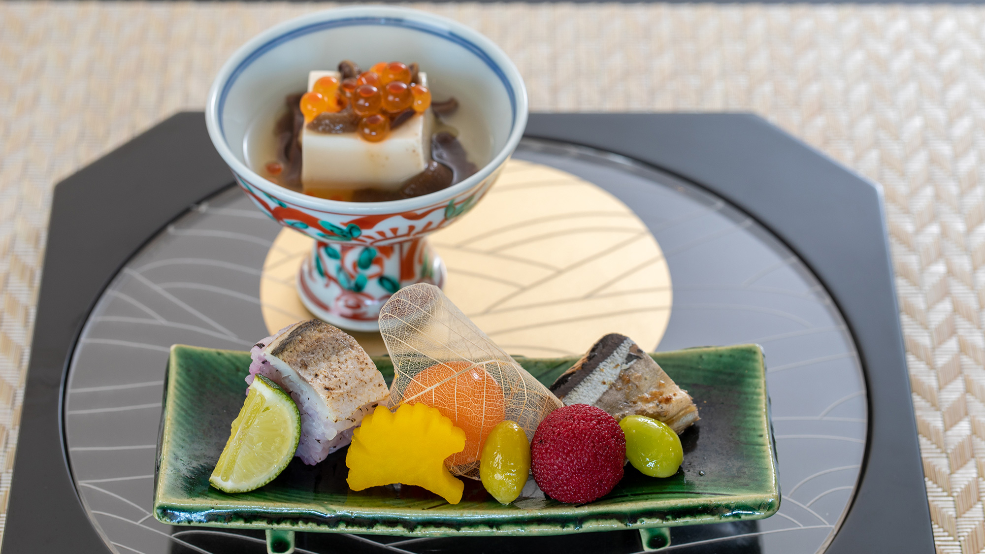 秋の料理一例：先付け　胡麻豆腐、いくら、すいどおし、地カマス棒寿司、山桃、秋刀万年煮、新銀杏-(2)