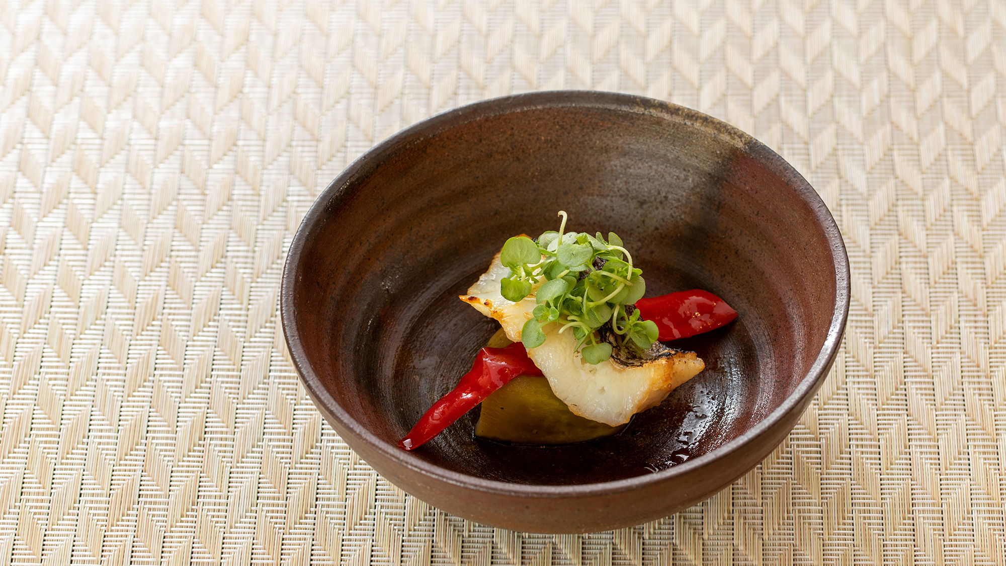 夏の料理一例：焼物　米子中海産鱸塩焼き、加茂茄子、万願寺唐辛子
