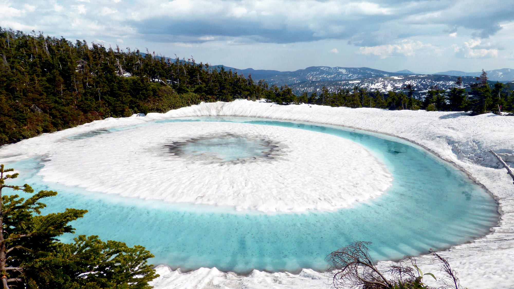 【ドラゴンブルーアイ】大自然が生み出す神秘的な光景！雪解けの時期のみ現れる『竜の瞳』