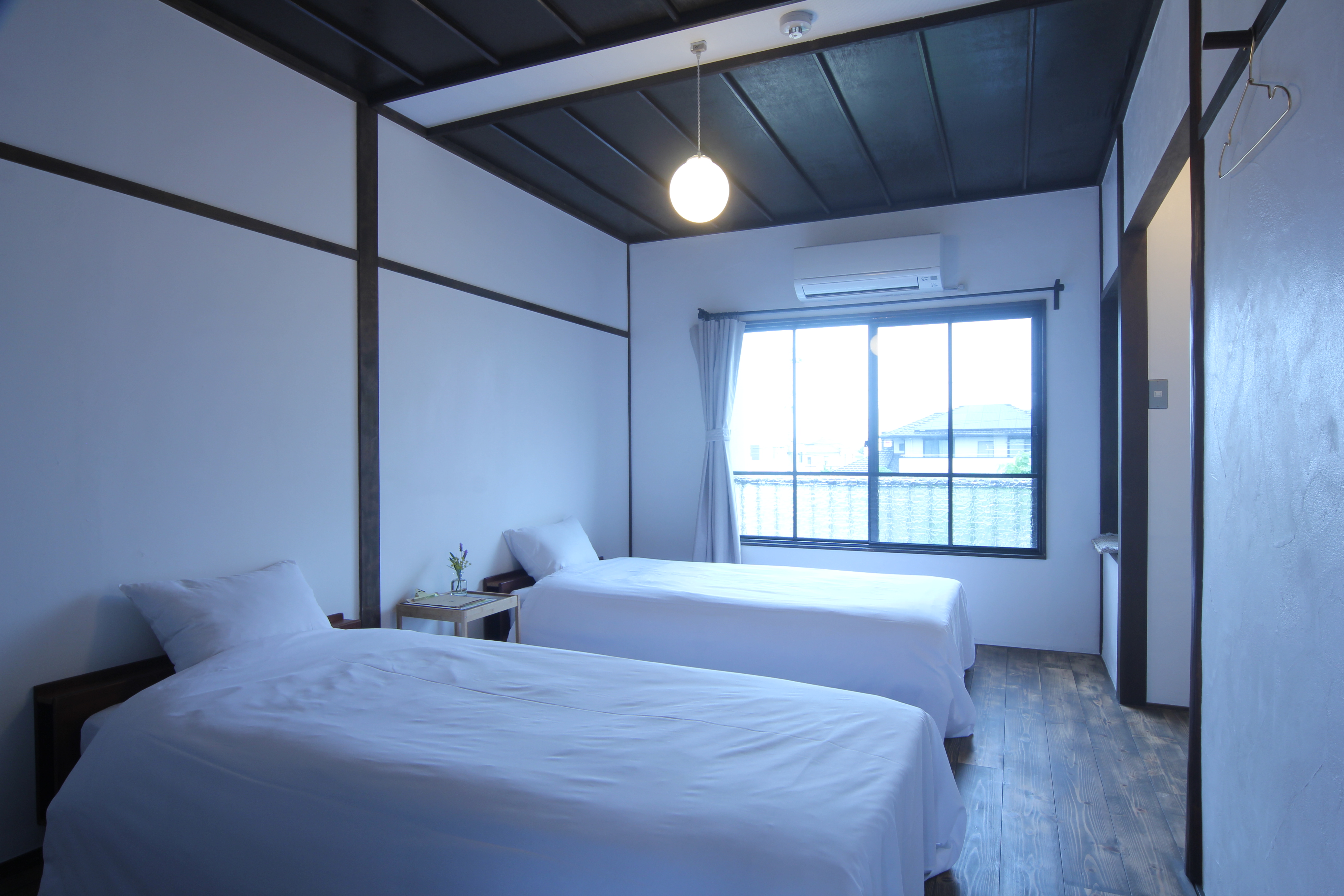 シングルベッド２台のツインルームになります。 お部屋に小さい冷蔵庫がございます。