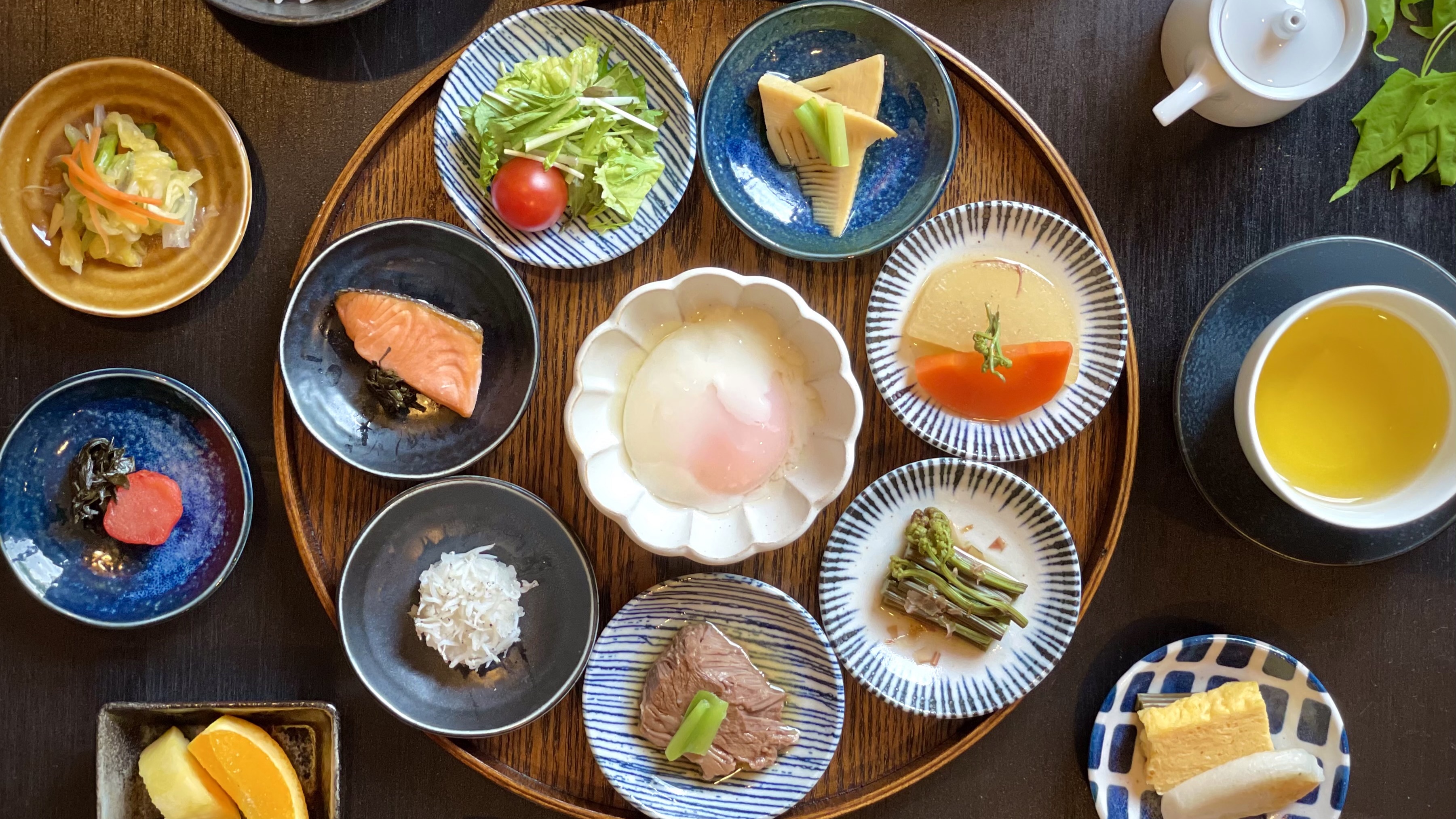【ご朝食】地元の野菜や旬の素材を使用した安比特製和朝食。フリードリンクもご利用ください。