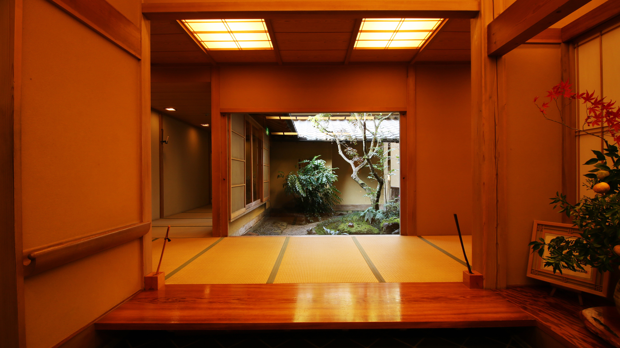 #玄関からは畳敷きの廊下が続きます。数寄屋造りならではの和建築をお楽しみ下さい。