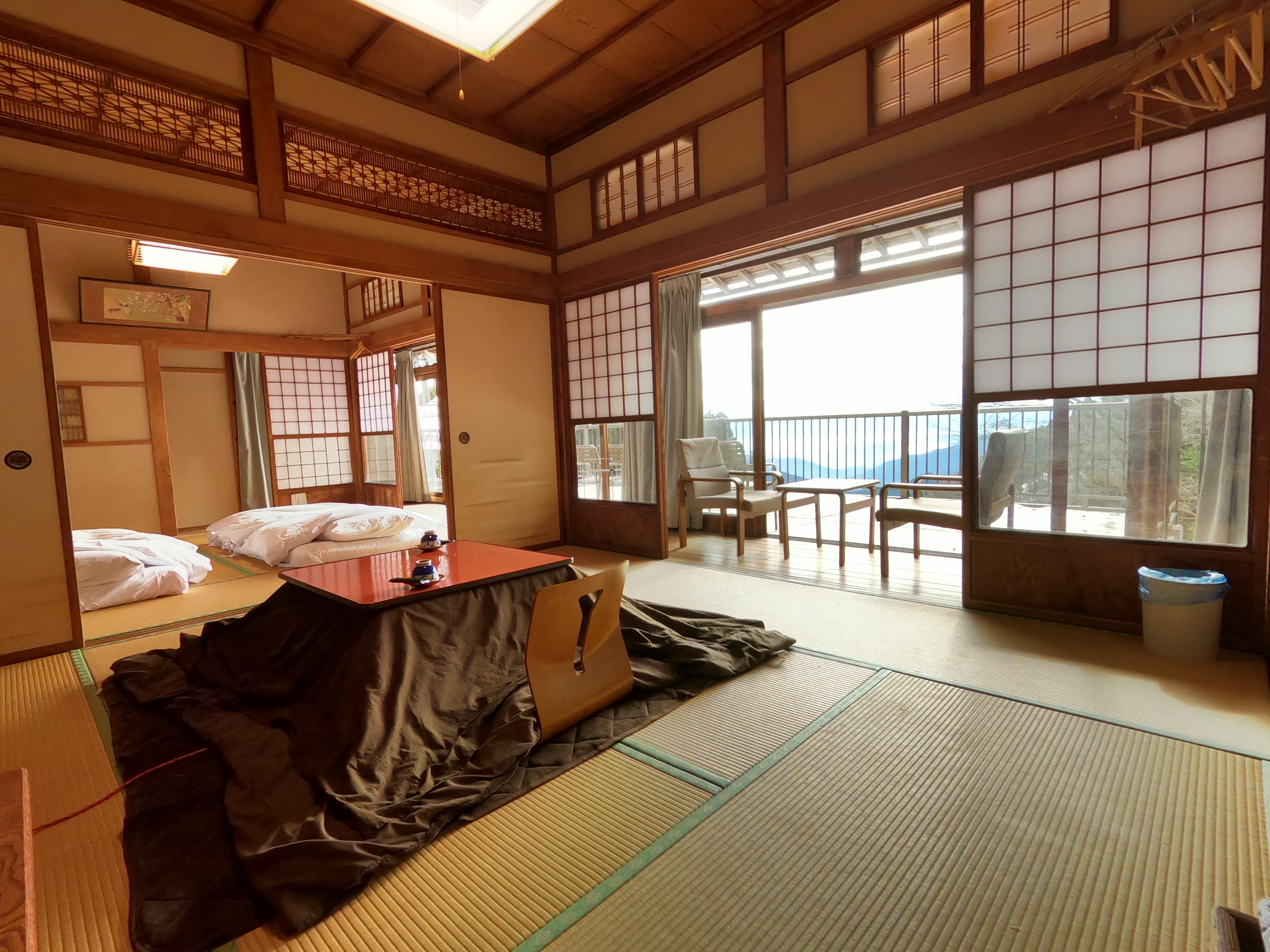 大きなプライベートバルコニーのついた、当方で一番格式の高いお部屋になります。冬季は「こたつ」もご用意しております。