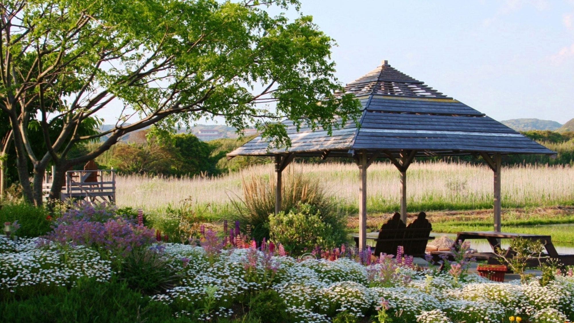 色とりどりの花や野菜が彩るオーパの庭園。パターゴルフを楽しむことも。