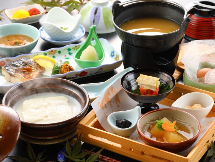 嬉野名物、温泉湯どうふを盛り込んだ松園のご朝食です。