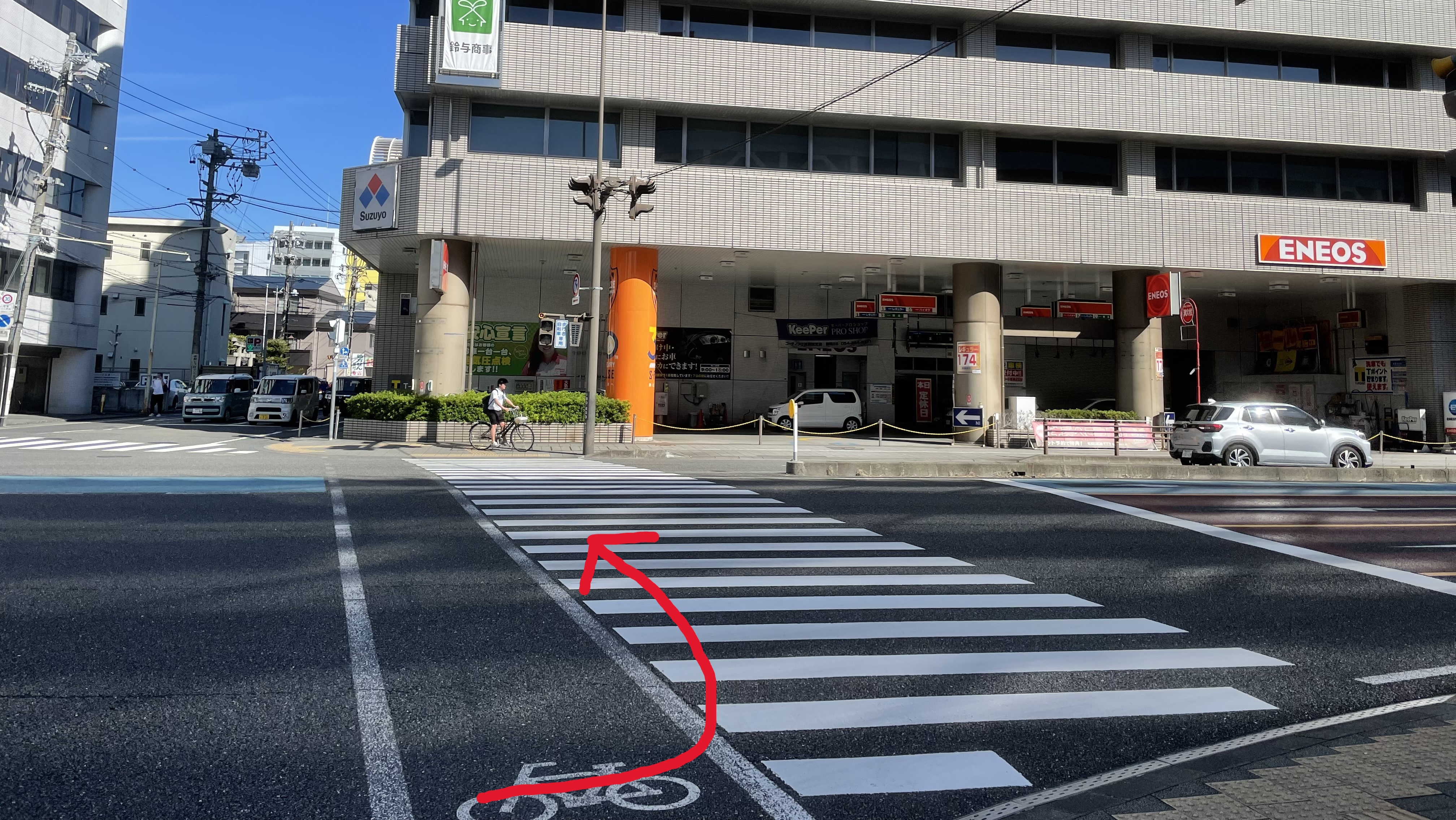【徒歩⑥】栄町の交差点を左に曲がりガソリンスタンド（ENEOS）側へ