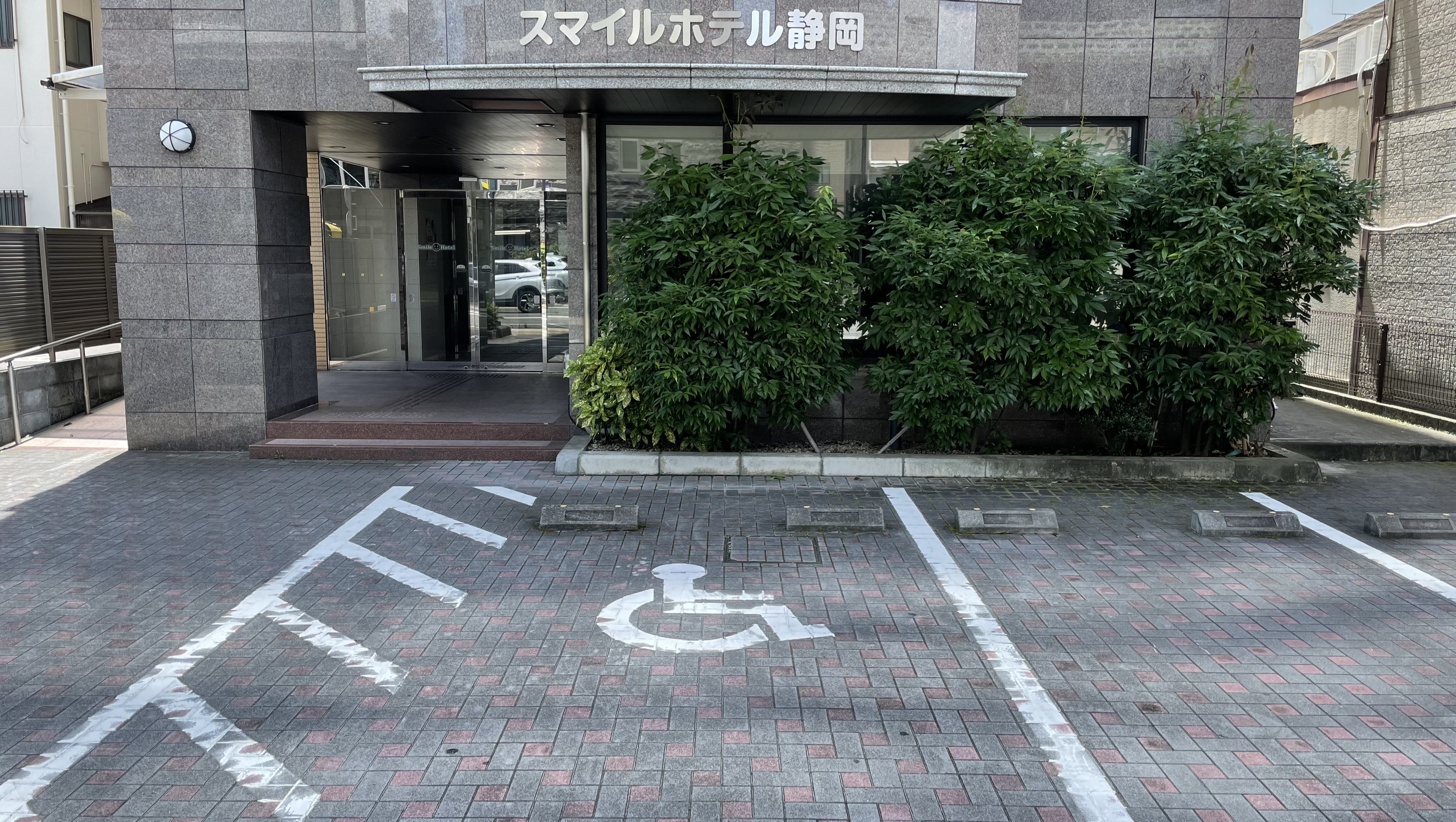 ホテル正面駐車場