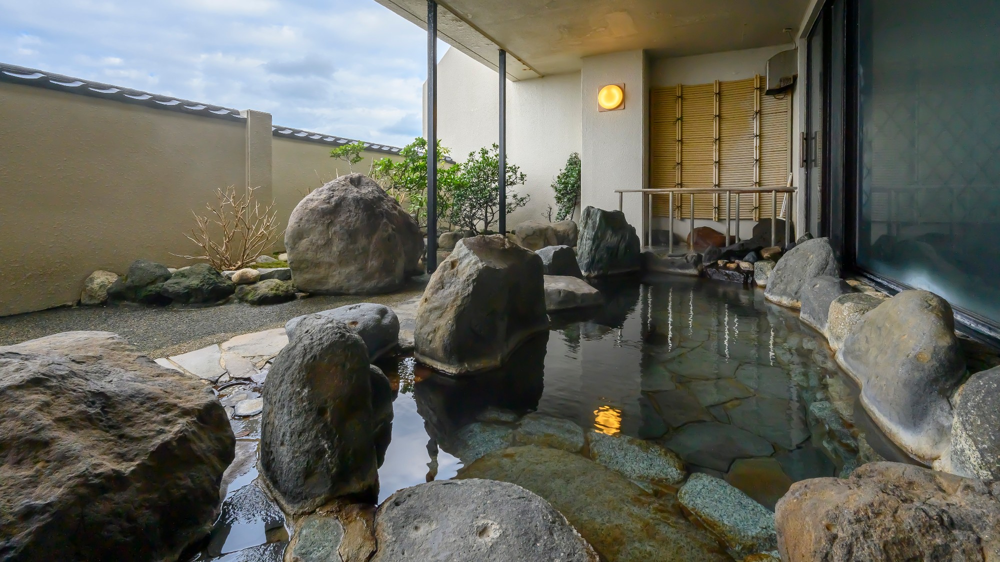 【露天風呂】四季折々の風を肌に感じながら天然温泉をご堪能ください