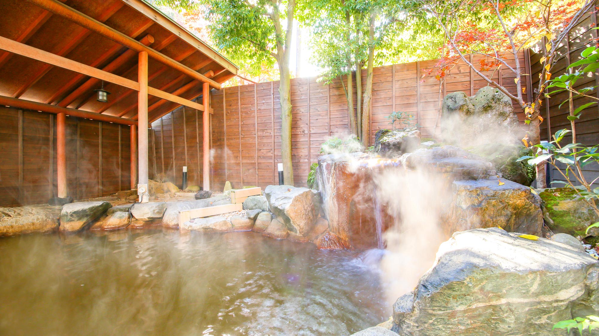 刺激の少ない柔らかなお湯で体の芯から温まり、血行を促します。「子宝の湯」としても親しまれています。