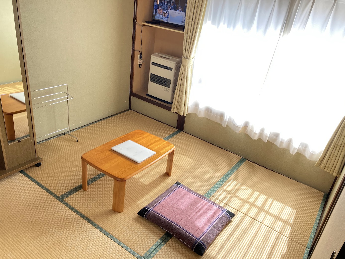 ■お一人での旅行に最。陽当たりのよい明るいお部屋です。■小鳥の舞う木立や、遠くの山々が大きな窓から眺められます。■お部屋の設備･･･24型フルハイビジョンテレビ(DVDプレイヤー内蔵)、小型冷蔵庫、プティックロッカー、FF式暖房機(夏季扇風機)、遮光カーテン、タオル、フェイスタオル、歯ブラシ完備。